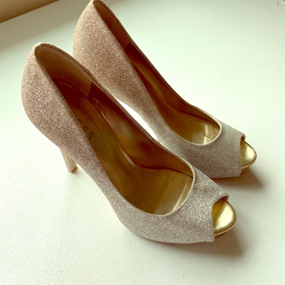 Guess silver and gold size 8 heels. - Picture 1 of 3